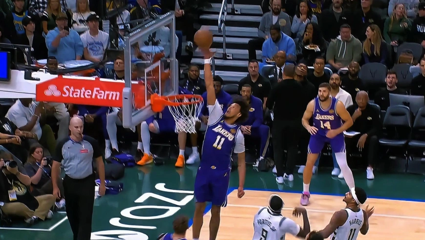 16日NBA十佳球：东契奇连线海耶斯直臂暴扣 湖人新秀阿杜一飞冲天