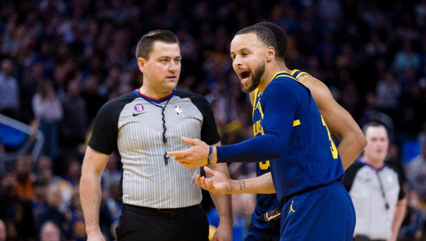 萌神也发怒！23年库里不满普尔怒摔牙套被驱逐 普尔却救赎绝杀