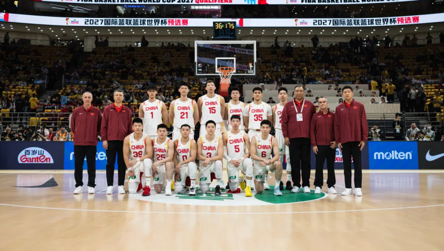 中国队下饭合集：高诗岩抢断一条龙空篮不进 张镇麟连续四次补篮不进