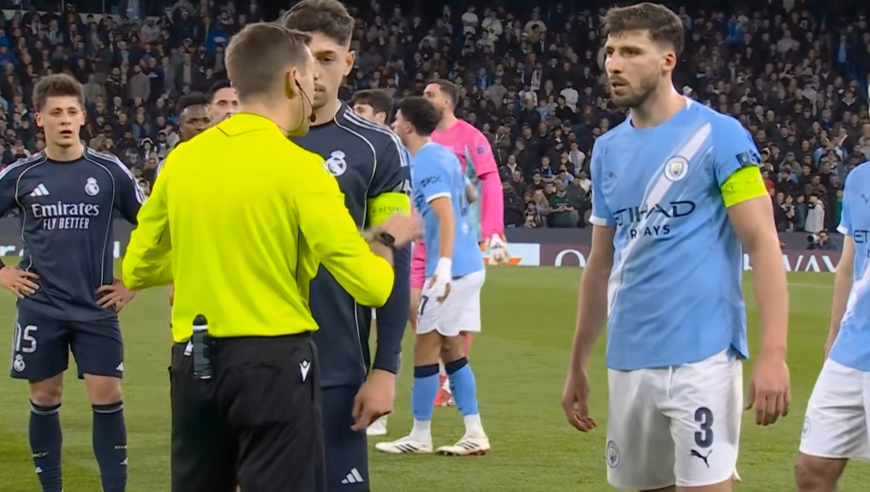 裁判半场补时连番操作一言难尽：曼城悍将黄牌引争议，吹哨结束干预下再补时引阵阵嘘声