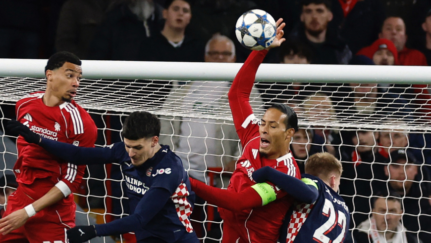 大无语事件！范戴克离谱“扣篮式”手球送点 佩里西奇操刀主罚命中