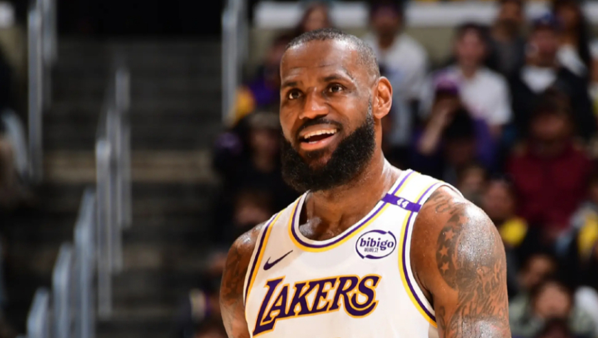 老当益壮！詹姆斯vs勇士22分9助攻集锦：半场轰20分助湖人奠定胜局