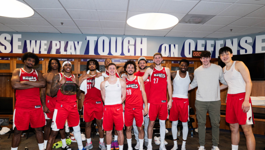 杨瀚森参加混音赛后大合影！站在最边上出镜 搂住队友一脸微笑