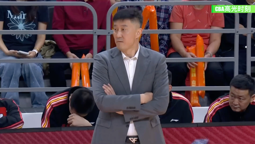 心态直接就炸了！杜锋不满裁判直接冲进场内怒喷 领技术犯规