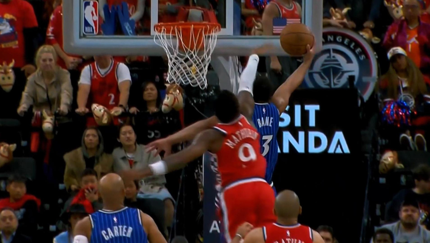 这一下打的太狠了！快船马瑟林失误后追防肘击魔术贝恩头部看着都疼