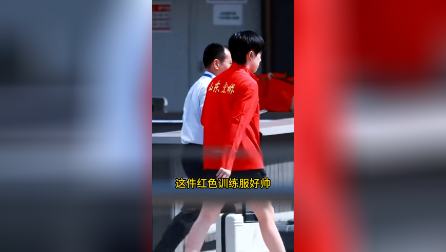 楚钦前一秒到达河北，下一秒就上训，身穿红色训练服简直太帅啦