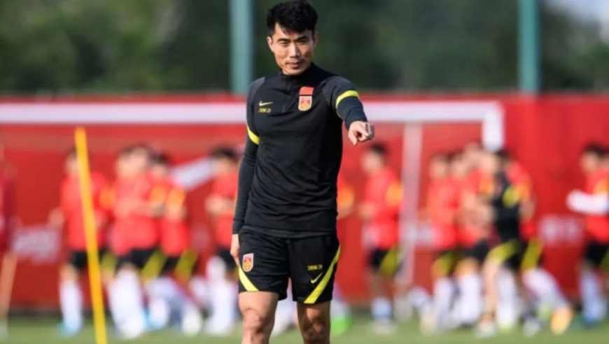 郑智时隔两年半再出山，2大前国脚成其助手，或将复制甚至超越邵佳一