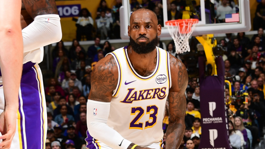 上演单臂劈扣！詹姆斯26+7+10集锦：末节11分率队导逆转