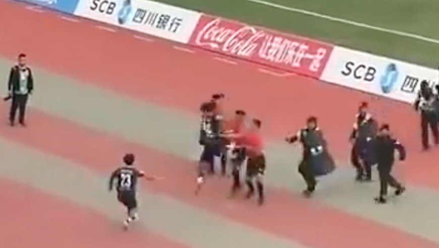 川超争议：2人被罚下+3-3遭绝平，主队球员飞踹裁判 观众高喊黑哨