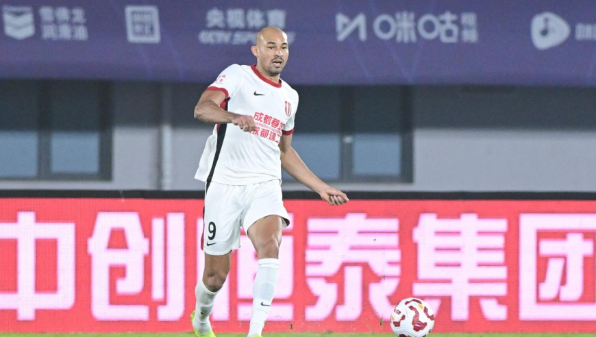 费利佩郁闷！慢镜看成都两度业余丢球，内鬼式传球+集体眼神防守