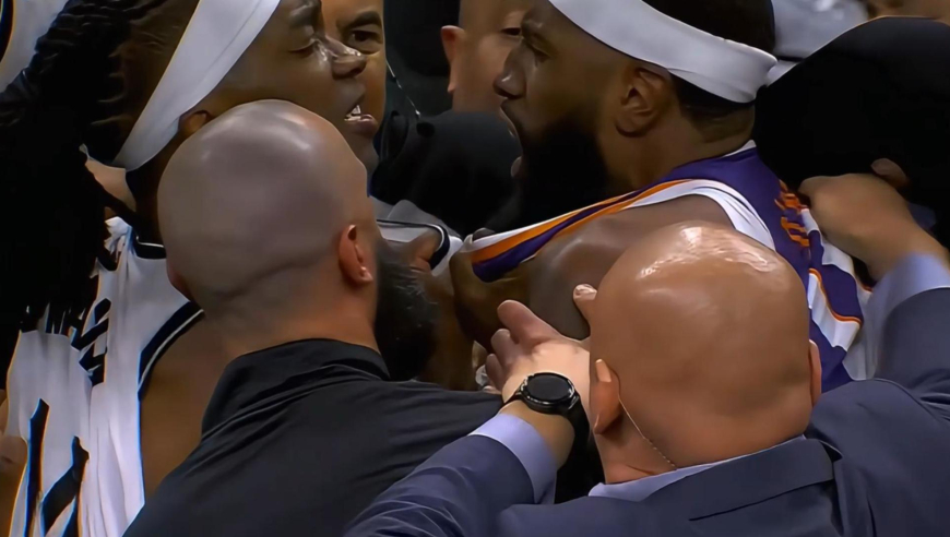 大规模冲突+5人吃技犯！太阳篮网决胜时刻爆发集体冲突全过程