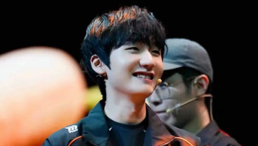 HLE全员吃黄焖鸡，被惊艳到连连称赞，直言不愧是三大美食国家之一