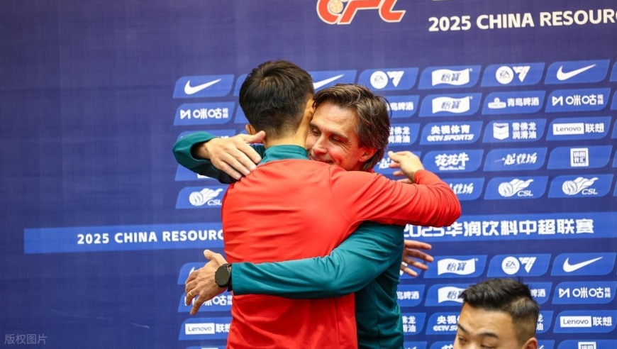 中国足球又现“暗箱操作”？中游球队主帅获得最佳，世界足坛耻笑