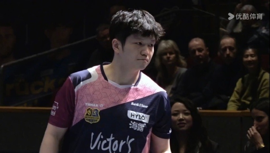 融入德国！樊振东开凯迪拉克豪车上班，戴白手套按工作人员指引泊车