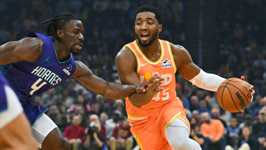 23日NBA官方十佳球：汤普森逆天隔扣 米切尔超远极限三分