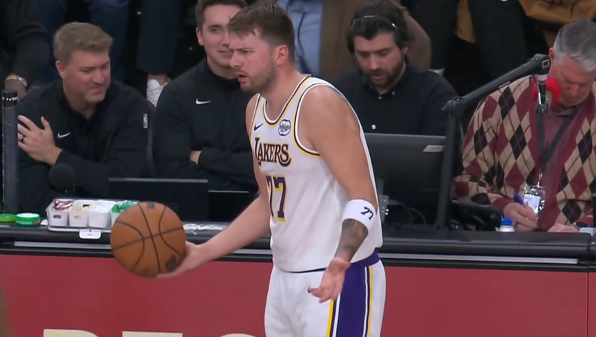 天崩开局！东契奇首节全收录：10中2三分4中0仅5分还吃1技犯