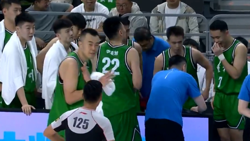 韩德君4中4独砍10+7燃尽一战！末节主动下场休息大口喝水引热议 