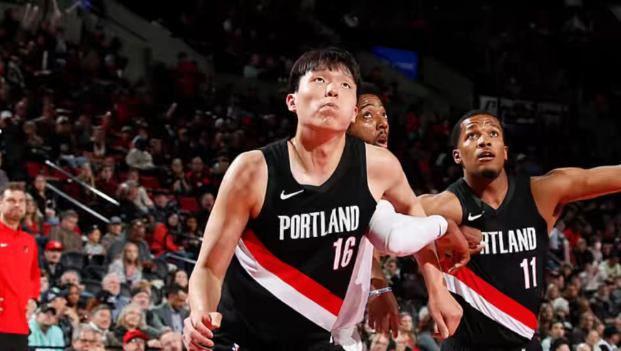 9分钟惊艳全场！杨瀚森4分3板0失误0犯规，篮下进攻硬得不像新秀