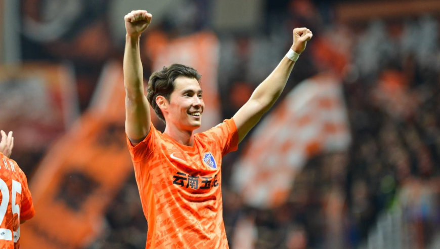 太帅了！慢镜回看侯永永不停球抽射破门，16岁邝兆镭中超首秀