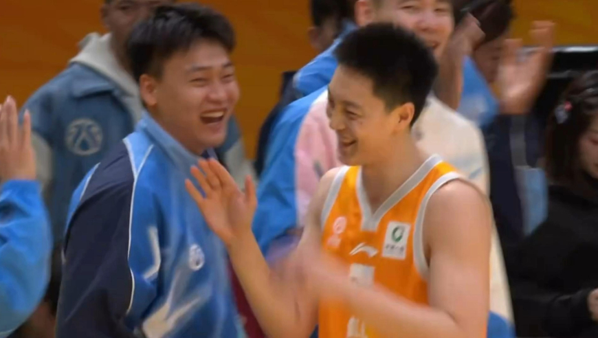 太准了！胡明轩三分大赛超神表现夺冠，球迷猛夸：库里来了也难赢