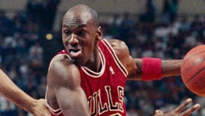 69分18板6助！回顾乔丹单场最高分一战：如入无人之境不愧是篮球之神！