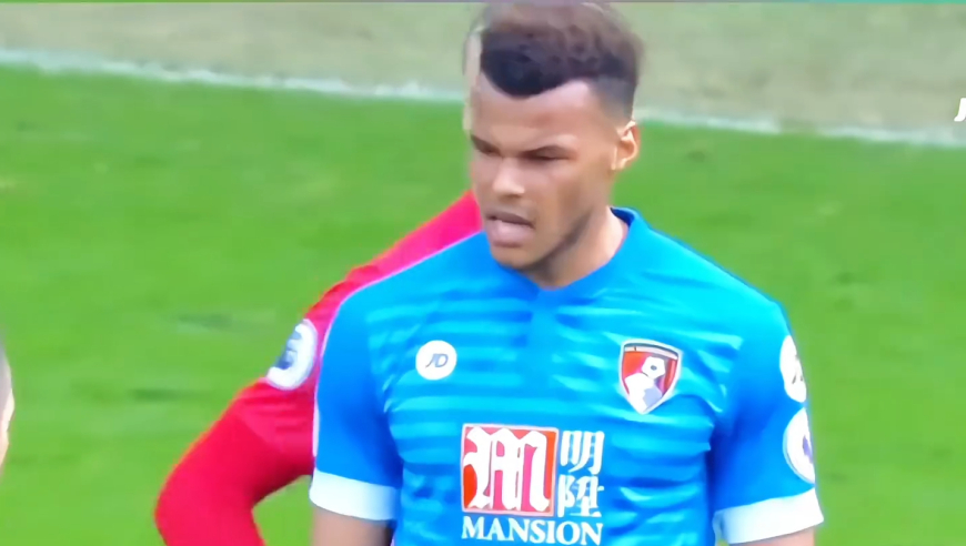 挑衅伊布的后果有多严重？对手故意踩头却惨遭肘击倒地！