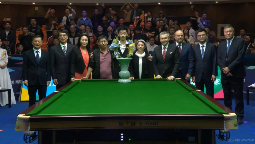 国锦赛颁奖仪式：吴宜泽10-6希金斯 夺职业生涯排名赛首冠