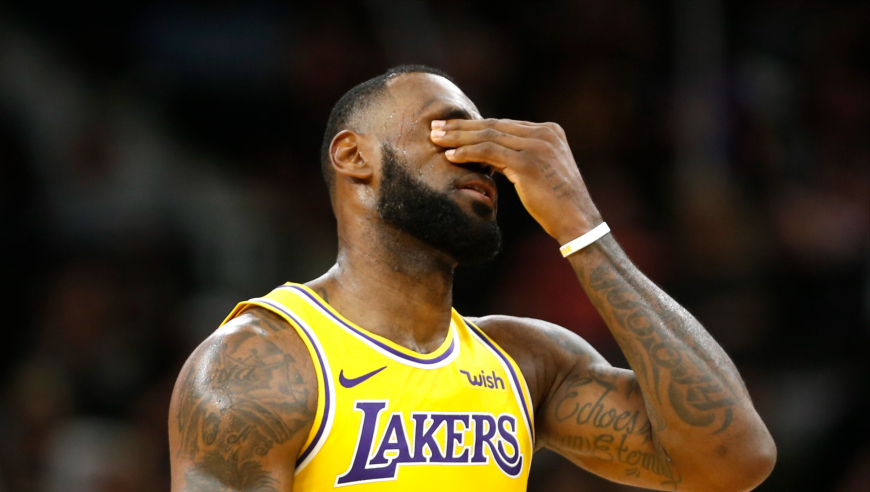 NBA赛场上的那些失控瞬间：詹姆斯被气到下跪 霍华德加内特打架