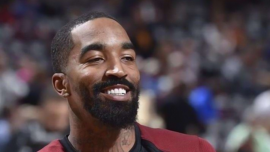 NBA那些稀奇古怪的防守时刻：JR与场边老友握手直接漏人太搞笑