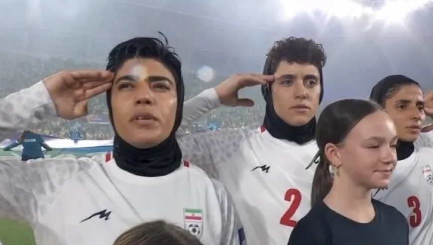 从沉默到敬军礼高歌！祖国在战火中燃烧，伊朗女足用30秒，让全世界肃然起敬