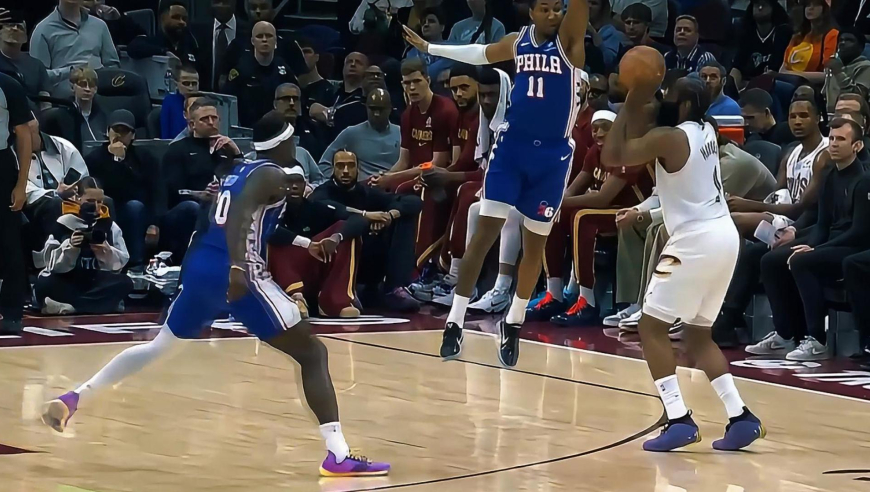 火力全开！哈登招牌一打二撤步三分 骑士短时间四记三分碾压76人