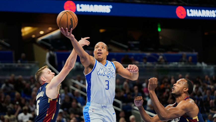 骑士魔术决胜时刻：哈登米切尔连中三分神仙打架 贝恩漂移三分收比赛