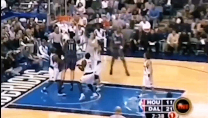 新秀姚明大战诺维斯基  拿下30分16篮板1助攻2盖帽