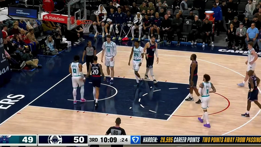 战神卡发力！莱昂纳德第三节一分钟时间连拿7分打穿黄蜂防线