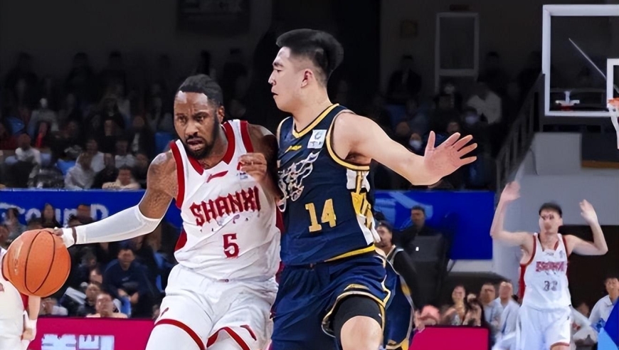 奇怪！重磅引援全场只打2分钟，球迷怒问杜锋：用4人换他来干什么？