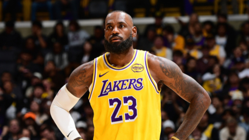 詹姆斯连续1297场上双引争议！末节拿到10分下场 遭美媒嘲讽保住纪录