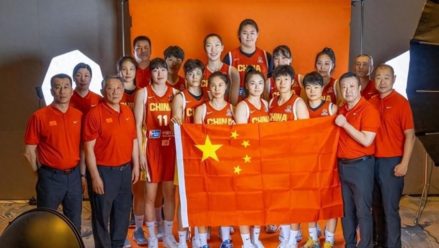 搞笑！女篮12人定妆照发布，3大中锋搞怪，2人抱1人大腿，太有趣