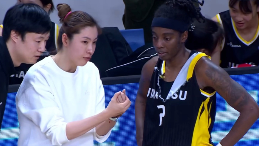 女篮比赛这么猛！江苏女外援被扯坏衣服后和对手爆发冲突 最终被驱逐