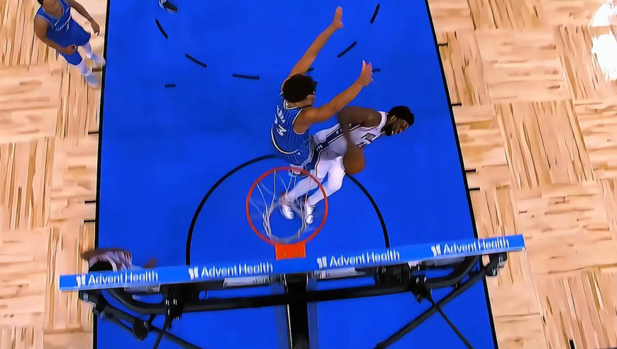 爆发冲突！恩比德被犯规侧身摔倒 VJ出头与魔术彭达双方吃技犯