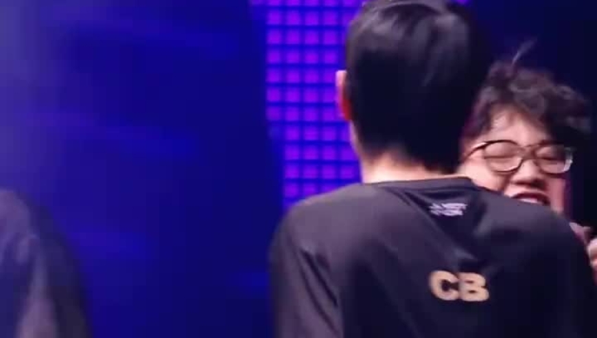 EDG一穿四挺进大师赛，康康激情拥抱CB！请神请到24年顶级狙击