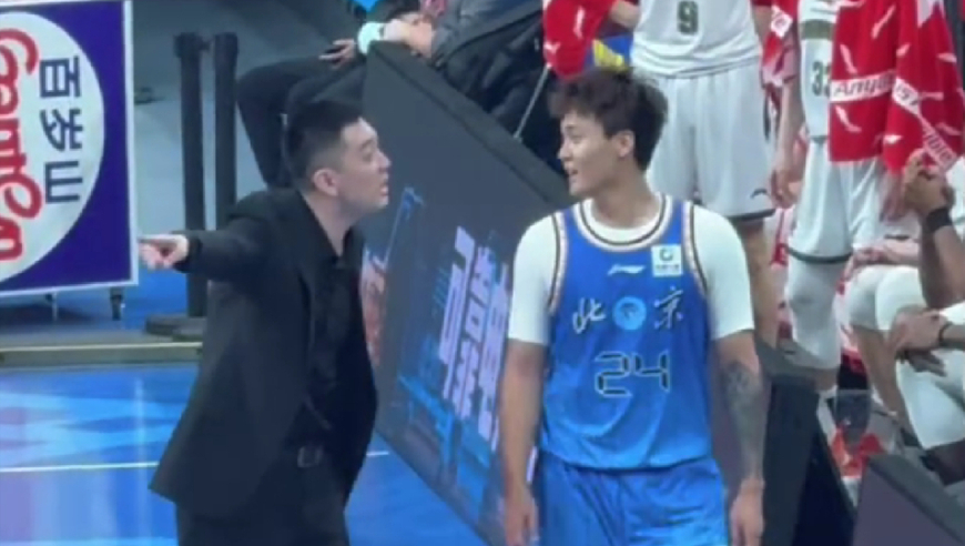 笑喷！杨鸣拉着赵睿吐槽雷蒙假摔，赵睿战术性点头意识到不对尴尬一笑