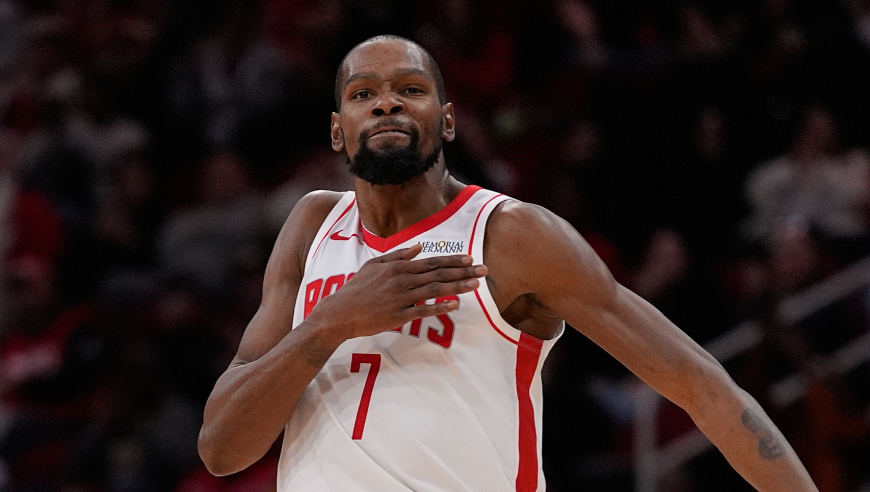 杜兰特三节28+8刷爆纪录：里程碑之夜击溃太阳 激情握拳怒吼庆祝