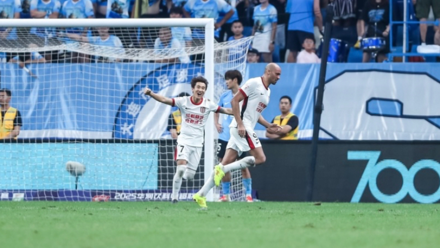 中超：蓉城2-0客场终结英博四连胜，费利佩、甘超破门，元敏诚染红