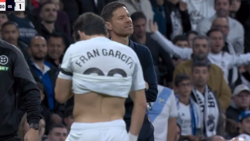 皇马悍将2分钟连吃两黄染红，阿隆索极度无语，转过头不想看肇事者