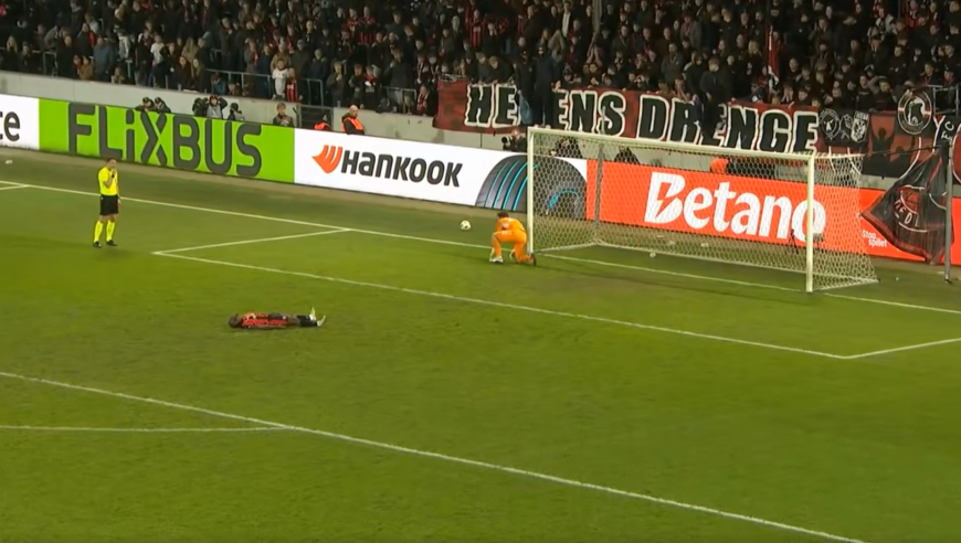 丹超劲旅主场立柱草皮出内鬼：点球三罚全失中柱+滑倒出局，连客队门将都有点不好意思了