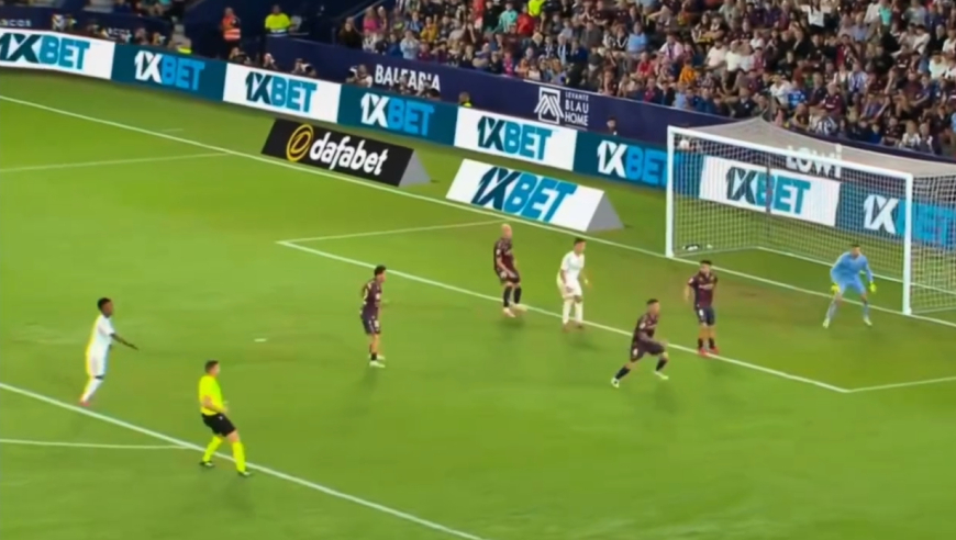 体坛记忆｜皇马4比1莱万特：姆巴佩双响+维尼秀技，6连胜登顶！