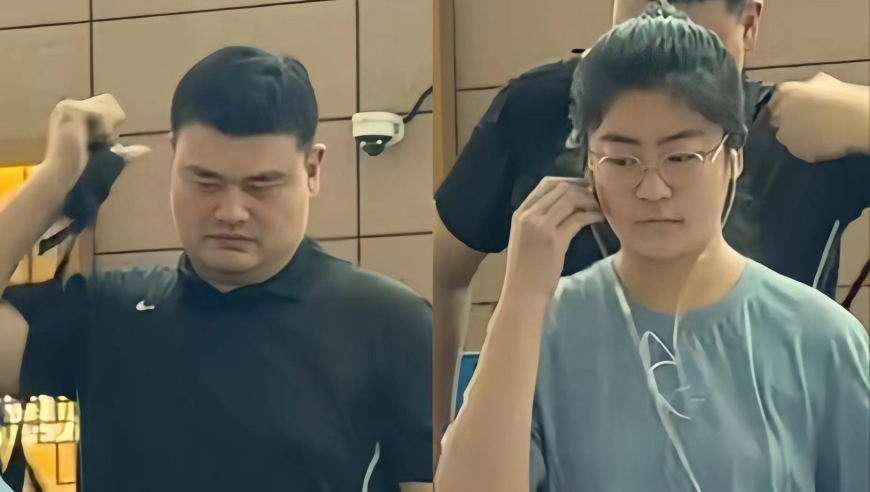 姚明带15岁女儿回沪，机场被围拍！姚沁蕾身高近2米吓懵众人