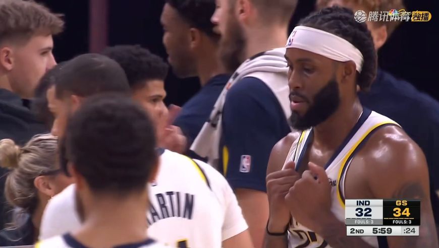 这动作太大了！以赛亚杰克逊锁喉搂倒波杰 裁判回放后升级一级恶意