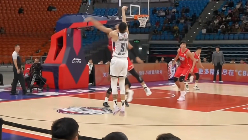 已经成长起来了！徐昕篮下补扣得手 随后再送单臂凶残大帽