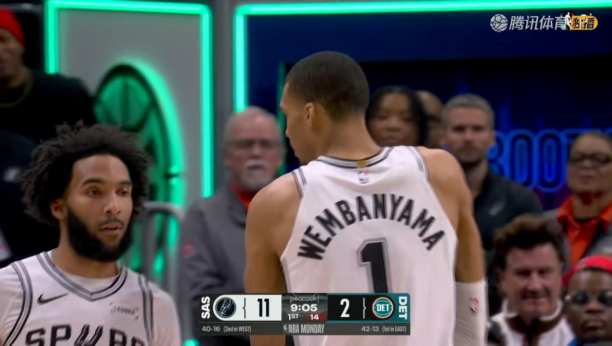 太夸张！文班被坎宁安推翻胳膊全是血痕 随后跑射手战术飚三分回应